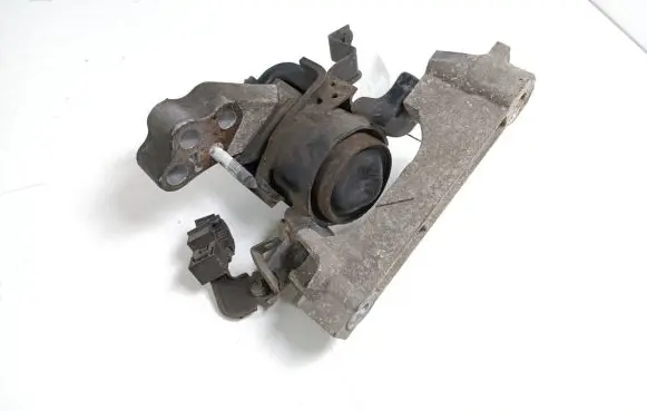 Toyota Auris 150 Engine mount bracket 123050R020