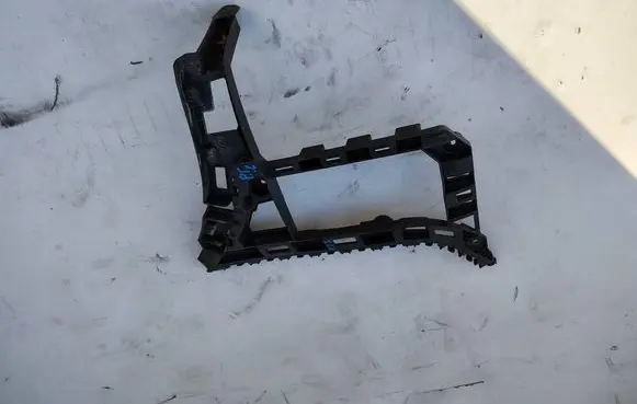 Rear bumper mounting bracket