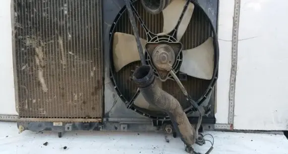 Mitsubishi Colt Radiator cooling fan shroud