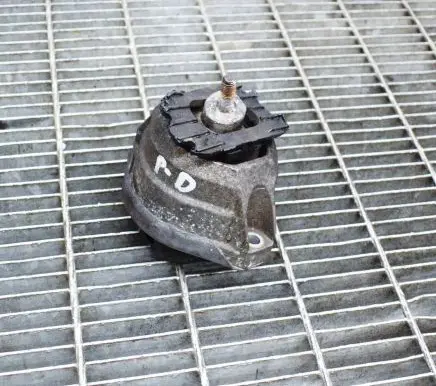 BMW 5 E60 E61 Engine mount bracket 6762608
