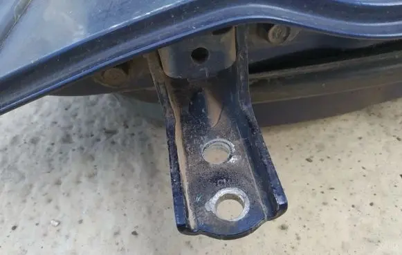 Hyundai Santa Fe Rear door lower hinge