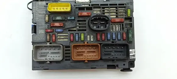 Peugeot 407 Fuse module 9666700180 11818831