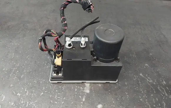 Audi A4 S4 B5 8D Central locking vacuum pump 8L0862257E
