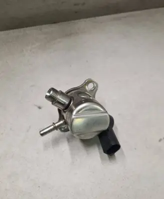 Volkswagen Golf VIII Fuel injection high pressure pump 05E127027G