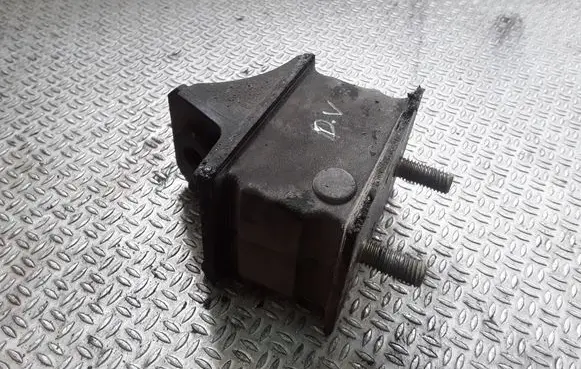 Mercedes-Benz Sprinter W901 W902 W903 W904 Engine mount bracket 9012412513