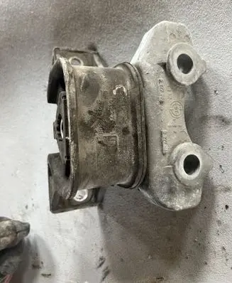 Engine mount bracket