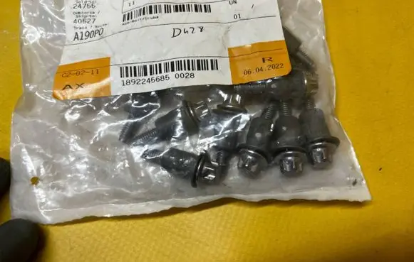 BMW 5 G30 G31 G38 Cylinder head bolts 11128576309 8576309