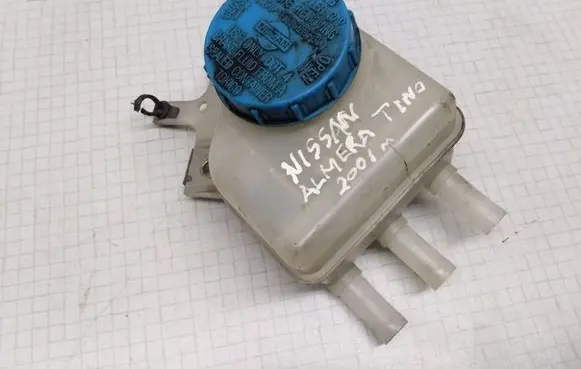 Nissan Almera Tino Brake fluid reservoir 