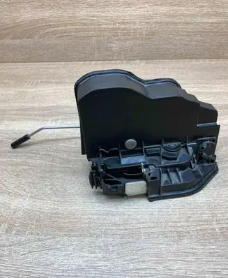 BMW X3 E83 Rear door lock 7202147