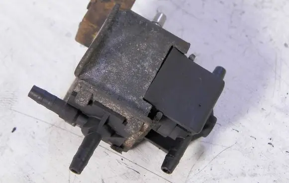 Opel Omega B1 Valve vacuum 
