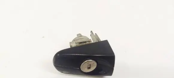 Ford Kuga I Front door lock (next to the handle) 