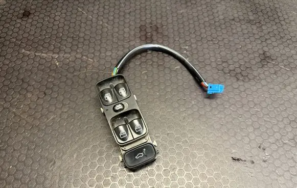 Mercedes-Benz C W203 Electric window control switch A2038210679 501955 300703F