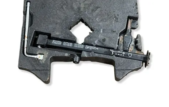 Mercedes-Benz SL R230 Tool set A2306841037