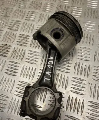 Toyota Avensis T220 Piston with connecting rod 64220