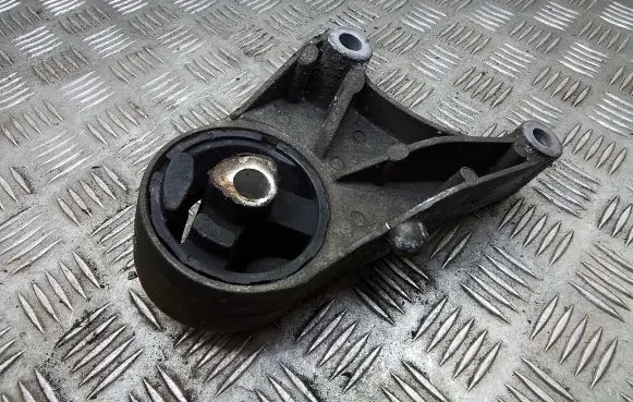 Opel Zafira B Engine mount bracket V05456