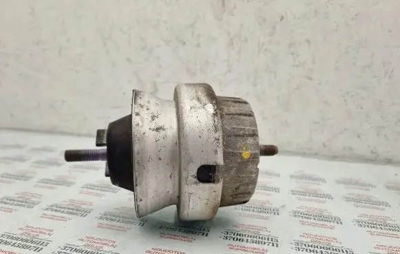 Engine mount bracket