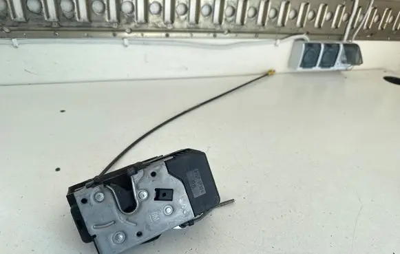 Opel Vivaro Front door lock 8200042171 91166234