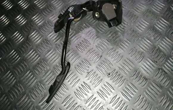 Toyota Avensis T250 Accelerator throttle pedal 8928152021 1983003041