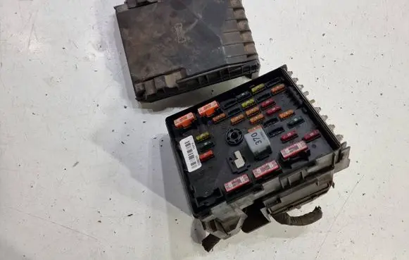Volkswagen Golf V Fuse module 3C0937125 63592777 P0LALD