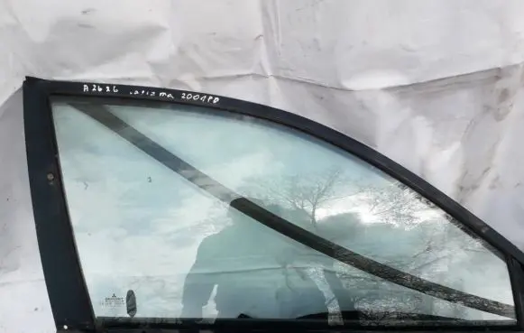 Mitsubishi Carisma Front door window glass four-door