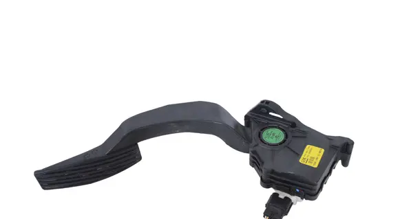 Accelerator throttle pedal