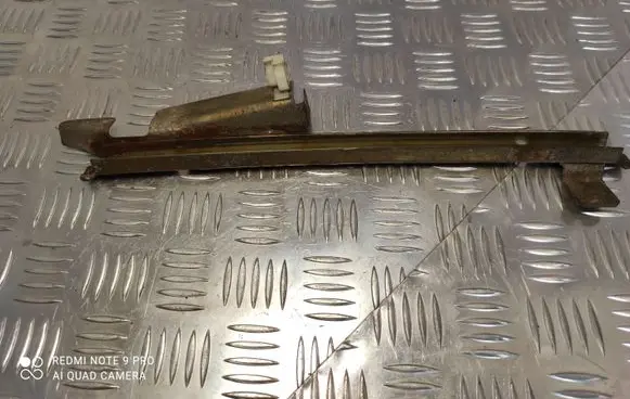 BMW 5 E28 Front door windshield rail 