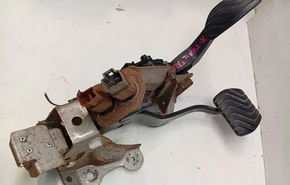 Nissan X-Trail T32 Accelerator throttle pedal 18002DF30B 465016FP0B