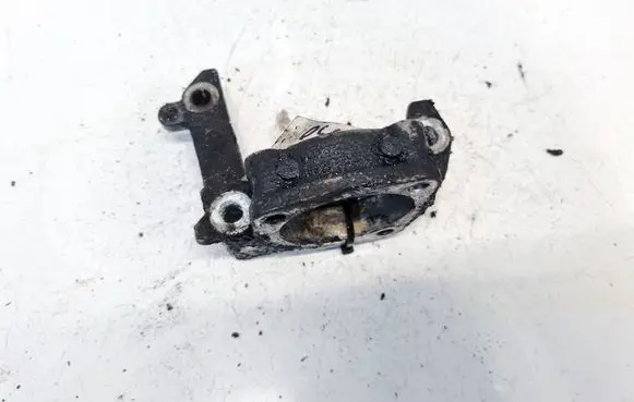 Engine mounting bracket