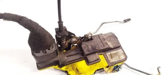 Volvo V70 Rear door lock 8650552