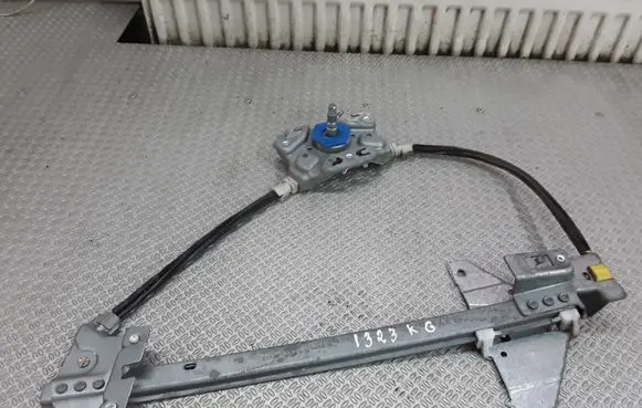Rear door manual window regulator