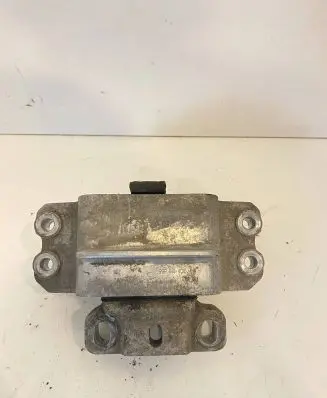 Volkswagen PASSAT B7 Engine mount bracket 3C0199555