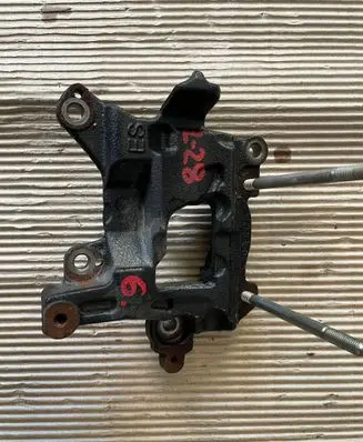 Toyota RAV 4 (XA40) Engine mounting bracket