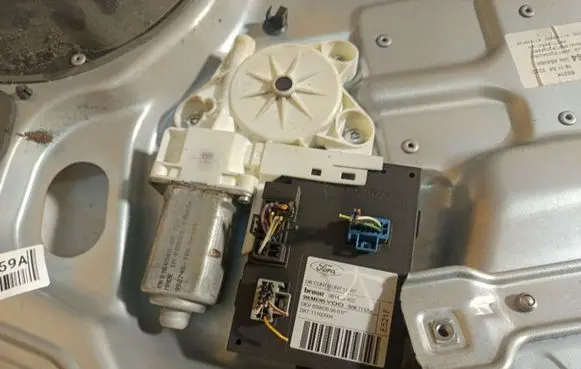 Ford Focus C-MAX Front door window regulator motor 98140102