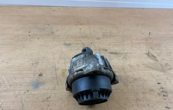 BMW 5 GT F07 Engine mount bracket 6775906