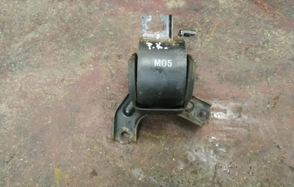Hyundai Tucson JM Engine mount bracket