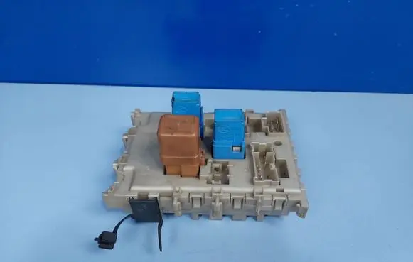 Nissan Primera Fuse module 24350AV700