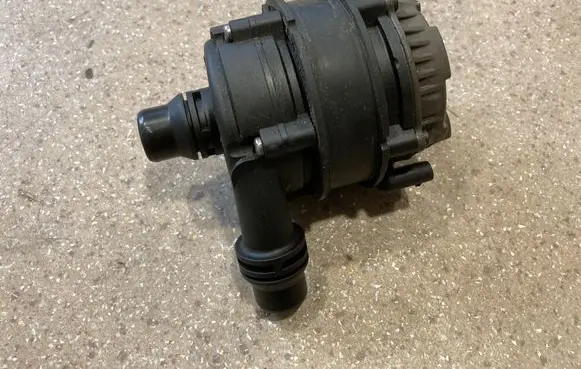 BMW 2 F22 F23 Electric auxiliary coolant/water pump 8637953