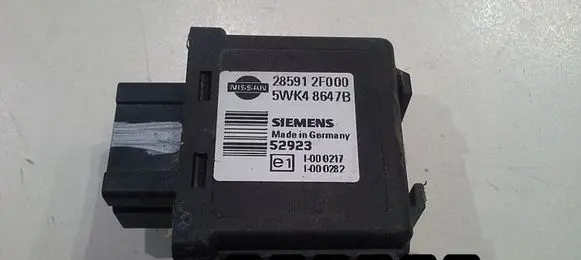 Nissan Navara D22 Engine control unit/module 2f000
