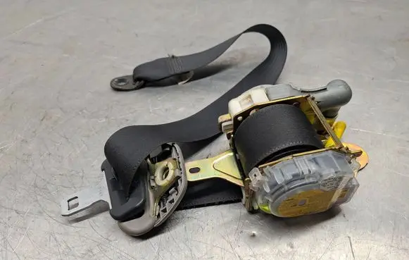 Toyota RAV 4 (XA20) Front seatbelt 7L7040P 0429128