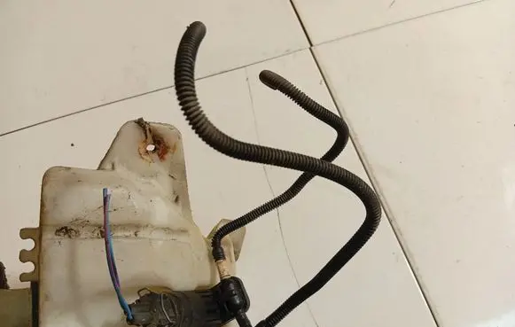 Opel Corsa D Windscreen/windshield washer pump 