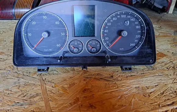 Volkswagen Touran I Speedometer (instrument cluster) 1T0920873E V0001000