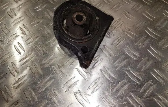 Toyota RAV 4 (XA10) Engine mount bracket