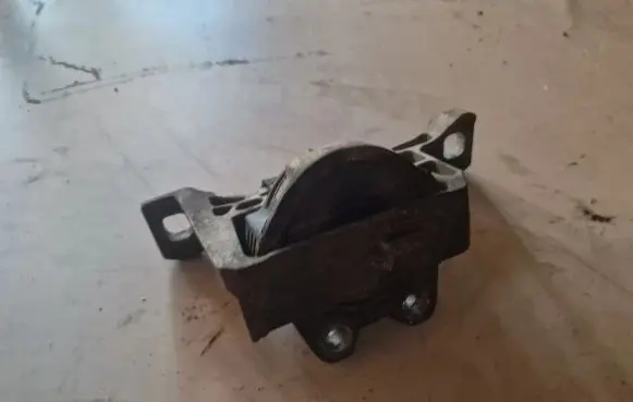 Volvo V50 Engine mount bracket