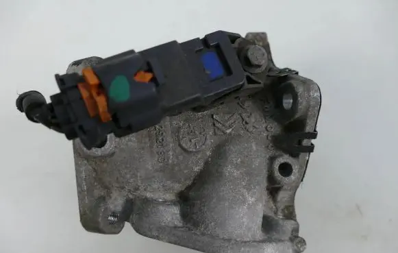 Ford Kuga II Throttle body valve 9675541980