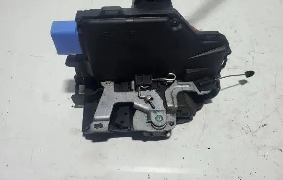 Volkswagen Golf VI Front door lock 3D1837015A