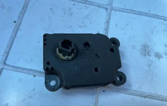 Citroen C2 Air flap motor/actuator F663746XC