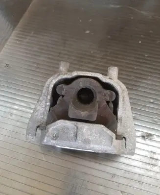 Engine mount bracket
