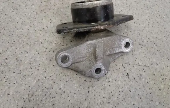 Mitsubishi Colt Engine mount vacuum valve 