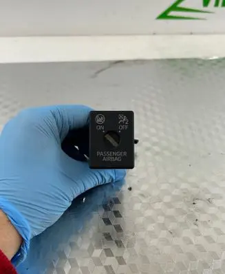 Passenger airbag on/off switch