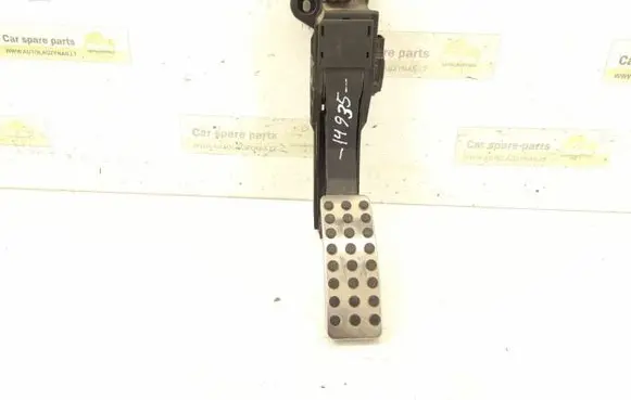 Accelerator throttle pedal